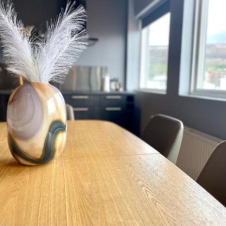 Modern Apartment With Hot Tub In Akureyri Bagian luar foto